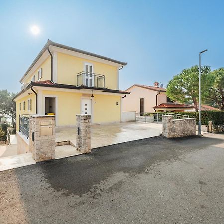 Villa K&K Ровин Екстериор снимка